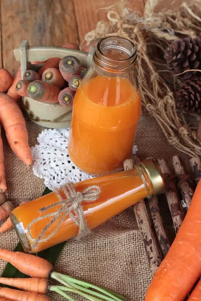 Taze havuç ve havuç suyu lezzetli.