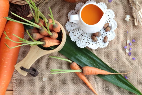 Taze havuç ve havuç suyu lezzetli.