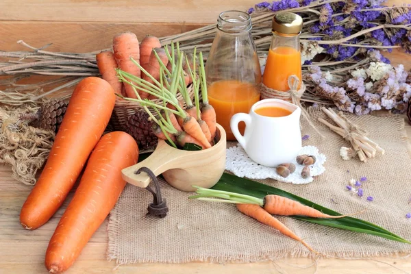 Fresh carrots and carrot juice are delicious. — Stock Photo, Image