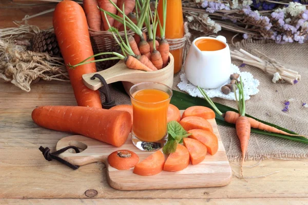 Fresh carrots and carrot juice are delicious. — Stock Photo, Image