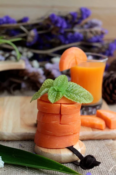 Carote fresche e succo di carota sono deliziosi . — Foto Stock