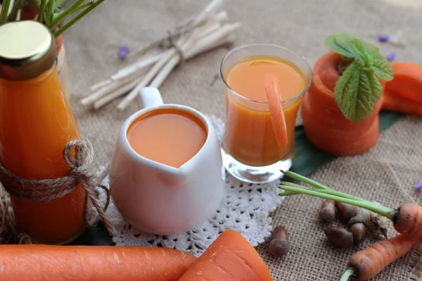 Cenouras frescas e suco de cenoura são deliciosos . — Fotografia de Stock