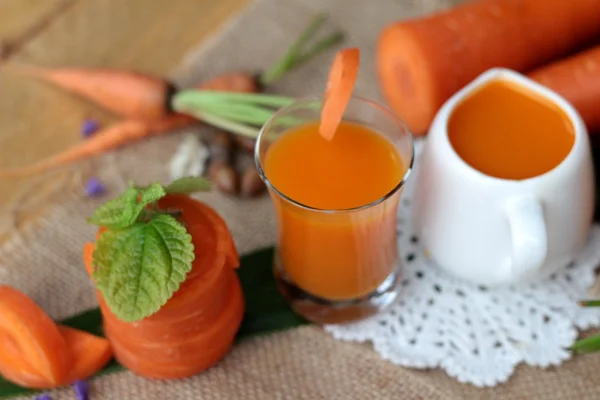 Свежая морковь и морковный сок восхитительны . — стоковое фото