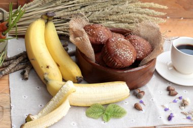 Muzlu Kek lezzetli ve kahve ile olgun muz.