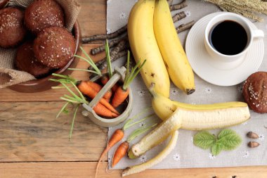 Muzlu Kek lezzetli ve kahve ile olgun muz.