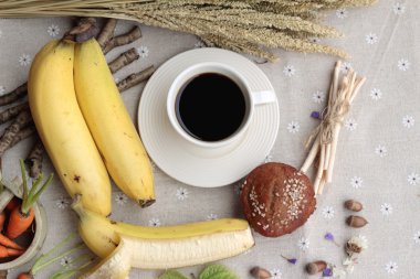 Muzlu Kek lezzetli ve kahve ile olgun muz.