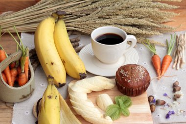 Muzlu Kek lezzetli ve kahve ile olgun muz.