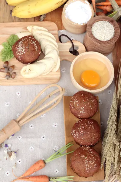 Pastel de plátano de delicioso y plátano maduro con hacer pastel . — Foto de Stock