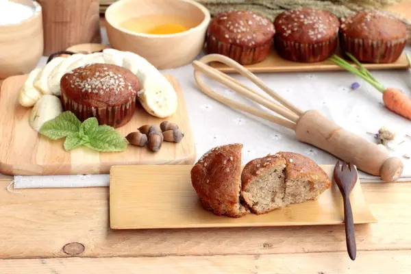 Banankaka med läckra och banan mogen med att göra tårta. — Stockfoto