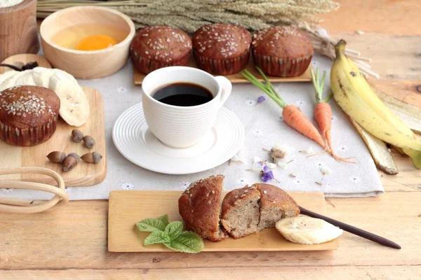 Bolo de banana delicioso e banana madura com café . — Fotografia de Stock