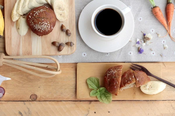 Banankaka med läckra och banan mogen med kaffe. — Stockfoto