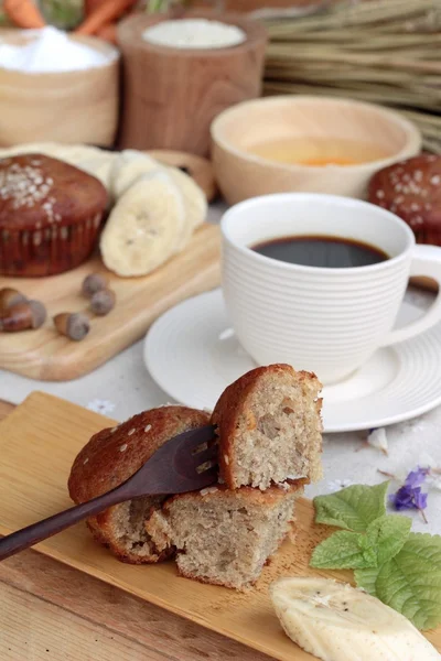 Bolo de banana delicioso e banana madura com café . — Fotografia de Stock