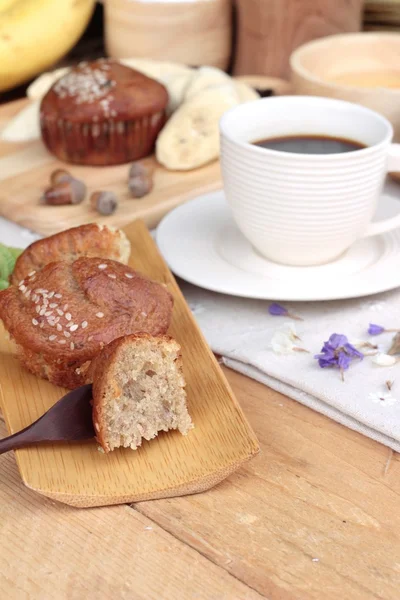 Banankaka med läckra och banan mogen med kaffe. — Stockfoto