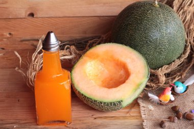 Turuncu kavun karpuz meyve ahşap arka plan üzerinde sulu.