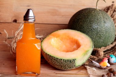 Turuncu kavun karpuz meyve ahşap arka plan üzerinde sulu.