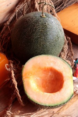 Turuncu kavun karpuz meyve ahşap arka plan üzerinde sulu.