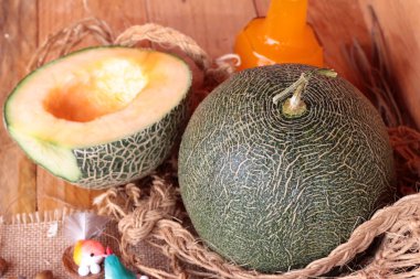 Turuncu kavun karpuz meyve ahşap arka plan üzerinde sulu.