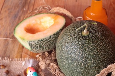 Turuncu kavun karpuz meyve ahşap arka plan üzerinde sulu.