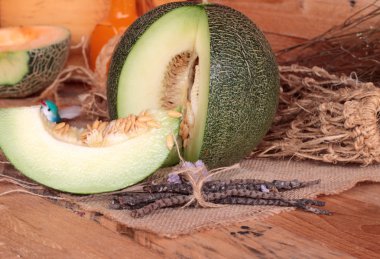 Yeşil kavun karpuz meyve ahşap arka plan üzerinde sulu.