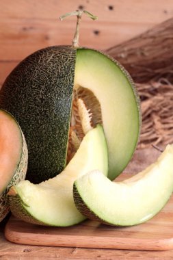 Kavun karpuz meyve ahşap arka plan üzerinde sulu.