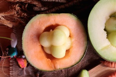 Kavun karpuz meyve ahşap arka plan üzerinde sulu.