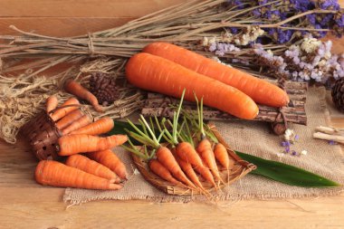 Ahşap arka plan üzerinde taze havuç.