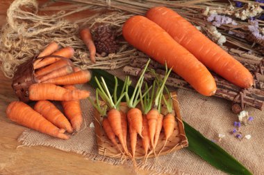 Ahşap arka plan üzerinde taze havuç.