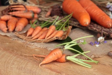 Ahşap arka plan üzerinde taze havuç.