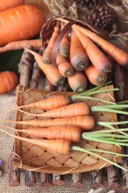 Ahşap arka plan üzerinde taze havuç.