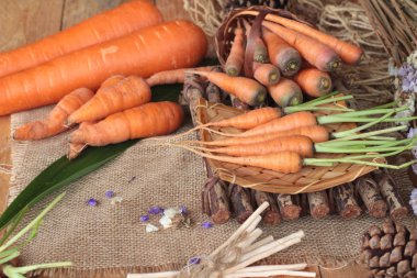 Ahşap arka plan üzerinde taze havuç.
