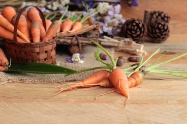 Ahşap arka plan üzerinde taze havuç.