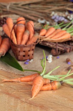Ahşap arka plan üzerinde taze havuç.