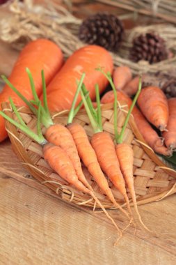Ahşap arka plan üzerinde taze havuç.