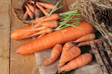 Ahşap arka plan üzerinde taze havuç.