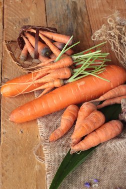 Ahşap arka plan üzerinde taze havuç.