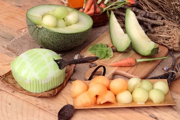 Melón melón fruta jugosa y pastel de melón . — Foto de Stock