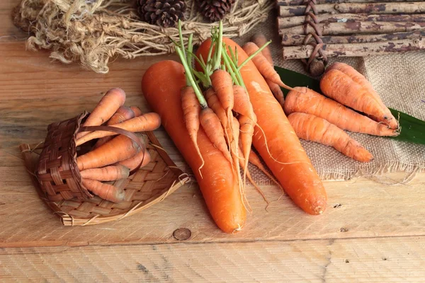 Свежая морковь на деревянном фоне . — стоковое фото
