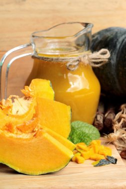 Lezzetli ve taze dilimlenmiş kabak kabak çorbası..