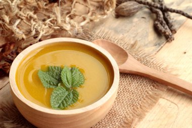 Lezzetli ve taze dilimlenmiş kabak kabak çorbası..