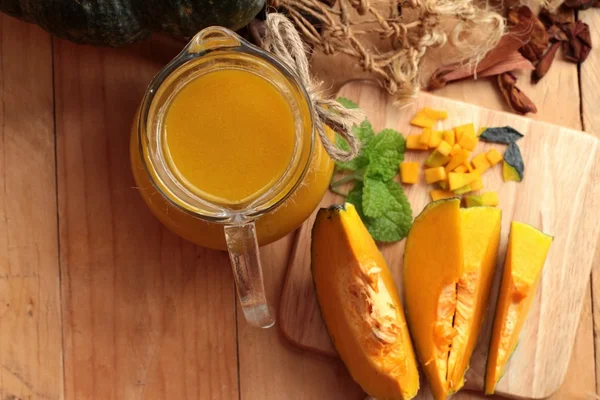 Pumpkin soup is delicious and fresh sliced pumpkin. — Stock Photo, Image