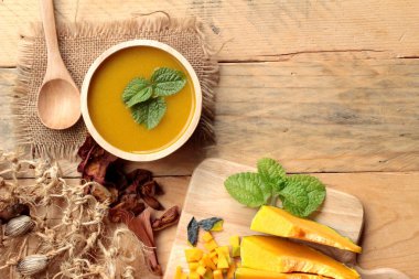 Lezzetli ve taze dilimlenmiş kabak kabak çorbası..