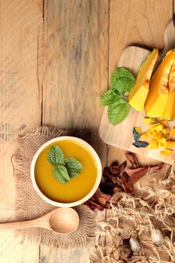 Lezzetli ve taze dilimlenmiş kabak kabak çorbası..