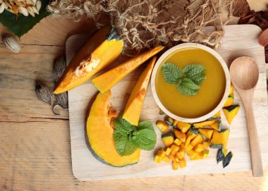 Lezzetli ve taze dilimlenmiş kabak kabak çorbası..