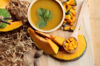 Lezzetli ve taze dilimlenmiş kabak kabak çorbası..