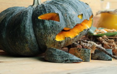 Cadılar Bayramı Balkabağı, ahşap arka plan üzerinde Halloween Tema