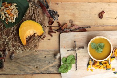 Lezzetli ve taze dilimlenmiş kabak kabak çorbası..