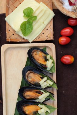 Midye fırında, peynir serpin lezzetlidir.