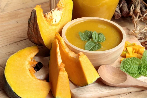 Pumpkin soup is delicious and fresh sliced pumpkin. — Stock Photo, Image