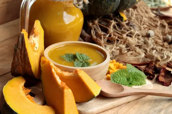 Pumpkin soup is delicious and fresh sliced pumpkin. — Stock Photo, Image