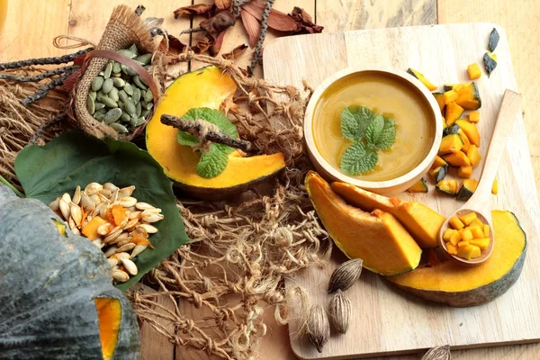 Pumpkin soup is delicious and fresh sliced pumpkin. — Stock Photo, Image